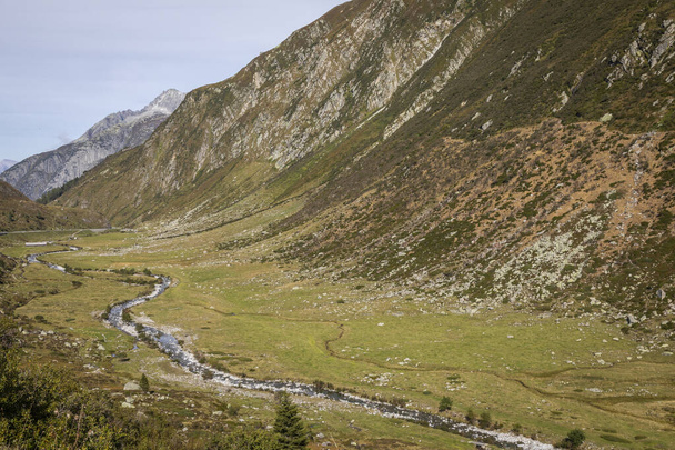 Panoramatický pohled na Dramatickou krajinu s řekou, švýcarské Alpy v horní Engadine, Graubunden, Švýcarsko - Fotografie, Obrázek