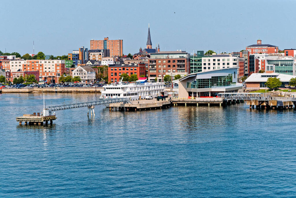 PORTLAND, MAINE - September 10, 2022: Tourism is a huge part of Portlands economy, as cruise ships bring in thousands of tourists to restaurants, bars, landmarks and shopping in the waterfront area. - Photo, Image
