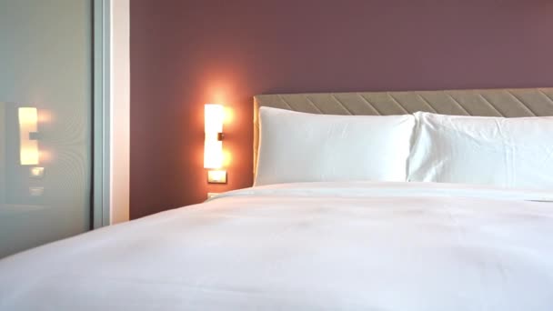 Bella camera da letto di lusso interno in hotel resort - Filmati, video