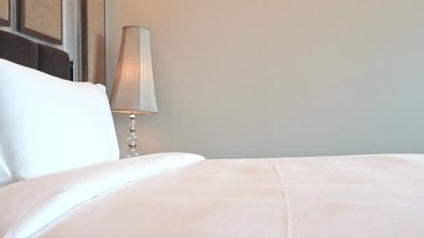 Красивий розкішний інтер'єр спальні в готельному курорті
 - Кадри, відео