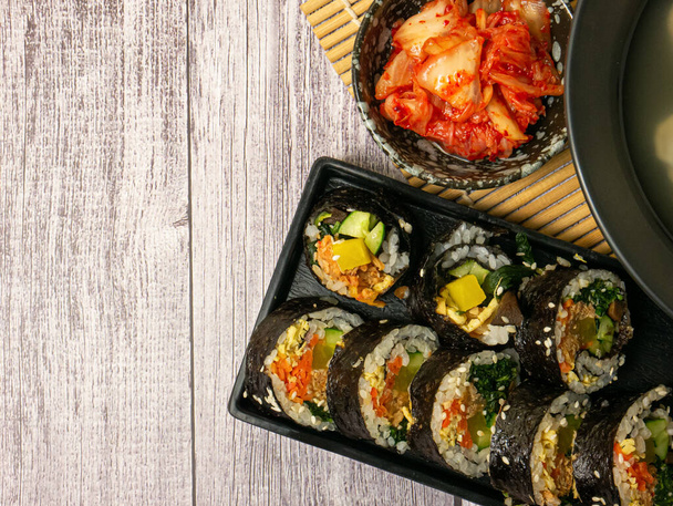 A kimbap Korea élelmiszer lapos feküdt kép élelmiszer koncept - Fotó, kép