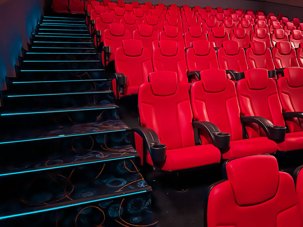 Cine y entretenimiento, asientos vacíos de cine rojo para el servicio de transmisión de programas de televisión y la marca de producción de la industria cinematográfica - Foto, imagen