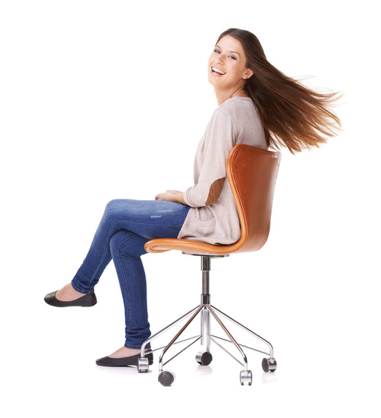 Canlılık dolu. Beyaz arka planda bir sandalyede oturan güzel bir genç kadının stüdyo fotoğrafı. - Fotoğraf, Görsel