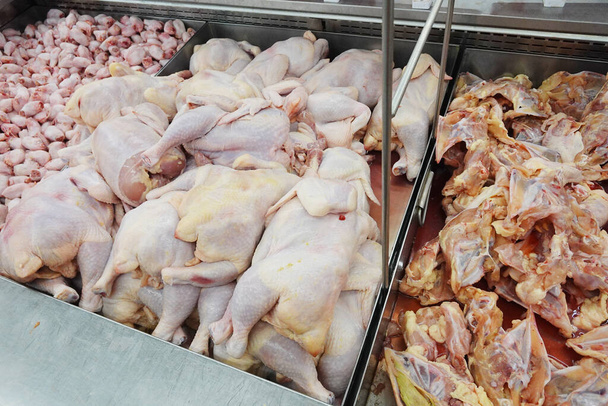 Polli freschi in un supermercato - Foto, immagini