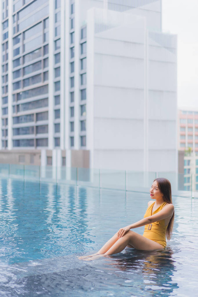 Portrait beautiful young asian woman relax leisure around swimming pool in hotel resort - Valokuva, kuva