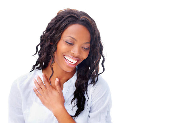 Élvezem a viccet. Vágott kilátás egy csinos afro-amerikai nő mosolyog és nevet - Fotó, kép