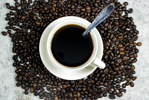 vista superior de granos de café y una taza de café - Foto, imagen