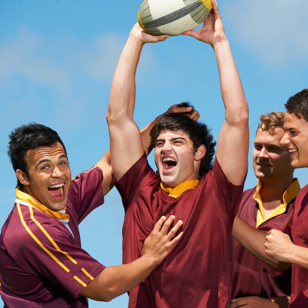Twarze zwycięzców. młoda drużyna rugby świętująca zwycięstwo - Zdjęcie, obraz