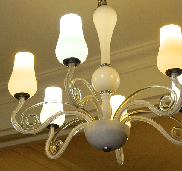 Lámpara de luz contemporánea en primer plano en el vestíbulo
 - Foto, Imagen