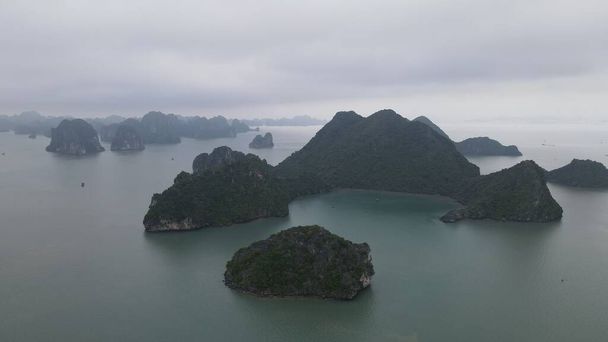 Ha Long Bay, Wietnam - 26 listopada 2022: Widok z lotu ptaka Zatoki Ha Long - Zdjęcie, obraz