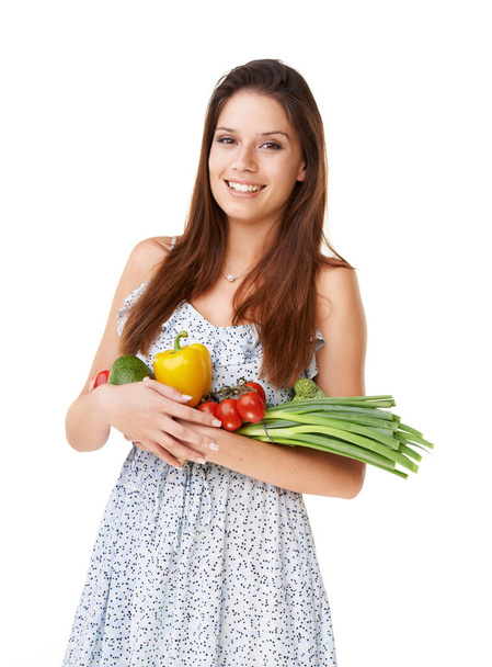 いくつかの新鮮な野菜にこだわっています。野菜をたくさん持っている美しい若い女性の肖像画 - 写真・画像