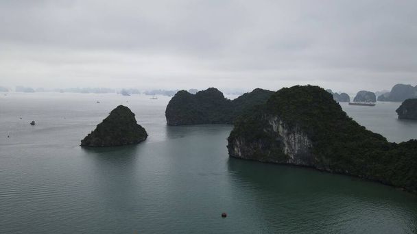 Ha Long Bay, Βιετνάμ - 26 Νοεμβρίου 2022: Αεροφωτογραφία του Ha Long Bay - Φωτογραφία, εικόνα