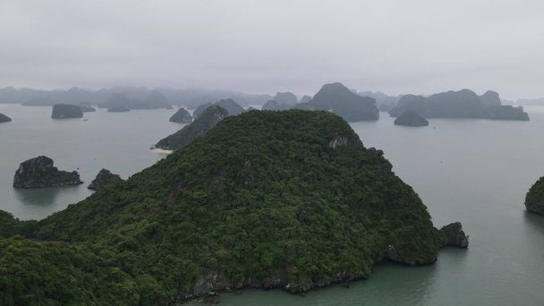 Ha Long Bay, Vietnam - 26. marraskuuta 2022: Aerial View of the Ha Long Bay - Valokuva, kuva