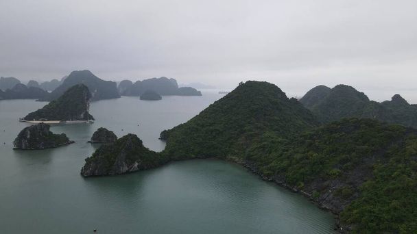 Ha Long Bay, Vietnam - 26. marraskuuta 2022: Aerial View of the Ha Long Bay - Valokuva, kuva