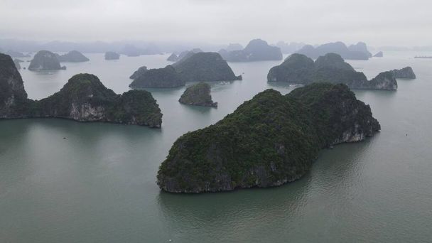 ハロン湾、ベトナム- 2022年11月26日:ハロン湾の空中ビュー - 写真・画像