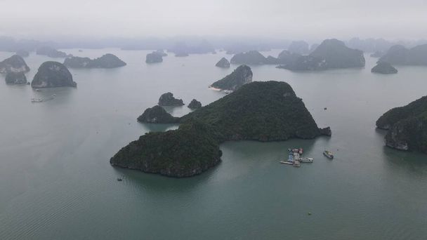 ハロン湾、ベトナム- 2022年11月26日:ハロン湾の空中ビュー - 写真・画像