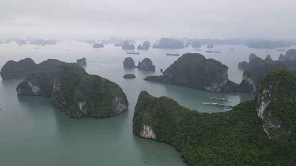 Ha Long Bay, Βιετνάμ - 26 Νοεμβρίου 2022: Αεροφωτογραφία του Ha Long Bay - Φωτογραφία, εικόνα