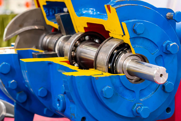 Close-up doorsnede aanwezig detail component in centrifugaalpomp voor industriële zoals vaan of waaier rotor as lagerhuis behuizing etc. - Foto, afbeelding