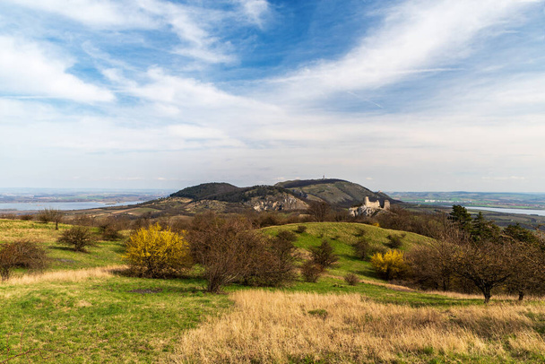Ruïnes van Sirotci hradek en Divci hrad kastelen en Devin heuvel in Palava bergen in Tsjechië - Foto, afbeelding