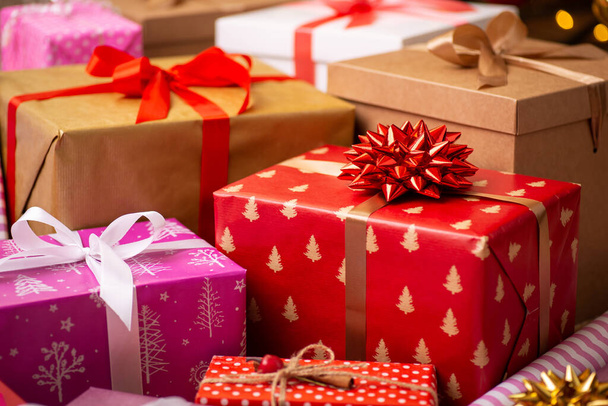 Много ярких рождественских подарков. Рождественский фон из красочных праздничных коробок - Фото, изображение