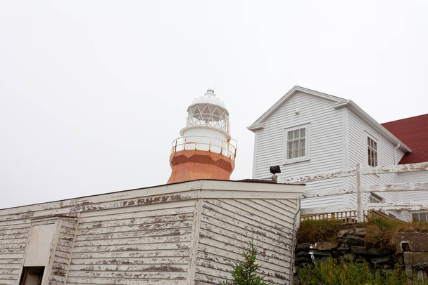 Long Point Lighthouse nabij Crow Head op North Tthe Island, noordoostelijke Atlantische kust van Newfoundland, NL, Canada - Foto, afbeelding
