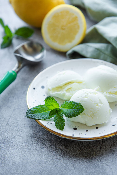 Домашнє цитрусове лимонне морозиво з м'ятою на тарілці
 - Фото, зображення