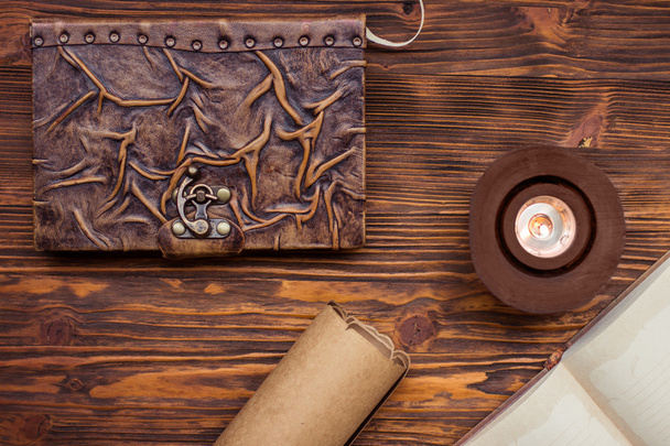 Παλιό βιβλίο, κερί και επιστολή σχετικά με ξύλινο τραπέζι - Φωτογραφία, εικόνα