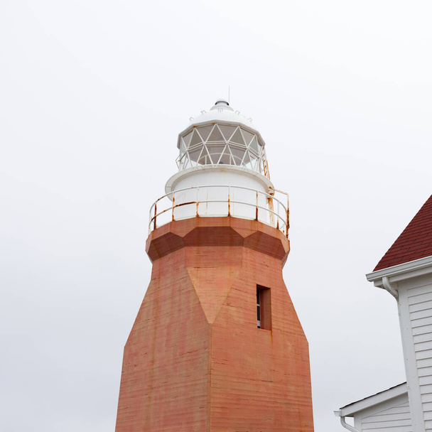 Long Point Lighthouse nabij Crow Head op North Tthe Island, noordoostelijke Atlantische kust van Newfoundland, NL, Canada - Foto, afbeelding