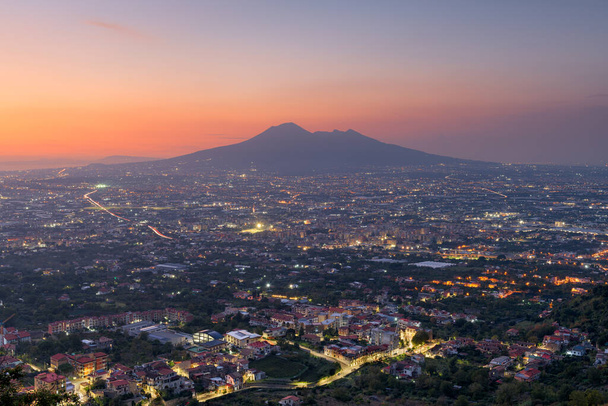 Pompeii, Italië onder Mt. Vesuvius na zonsondergang. - Foto, afbeelding