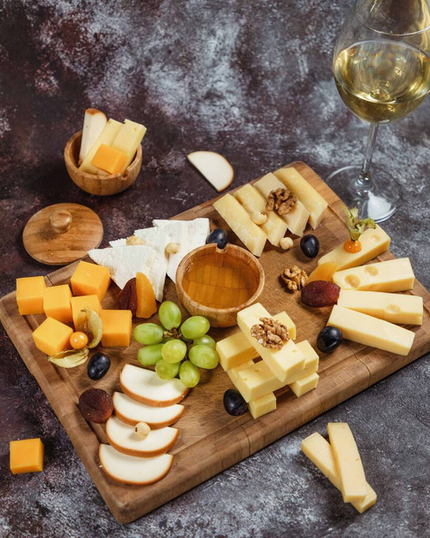 Sýrový tác, svačinky a bílé víno. Nad - Fotografie, Obrázek