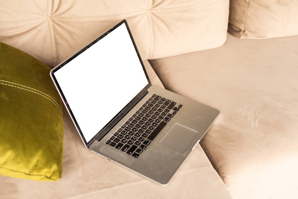 Комп'ютер ноутбука, що відображає порожній екран
 - Фото, зображення