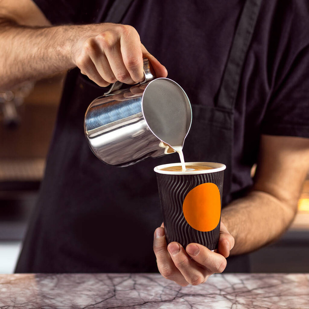 Männlicher Barista, der Kaffee kocht. Latte Art hautnah erleben - Foto, Bild
