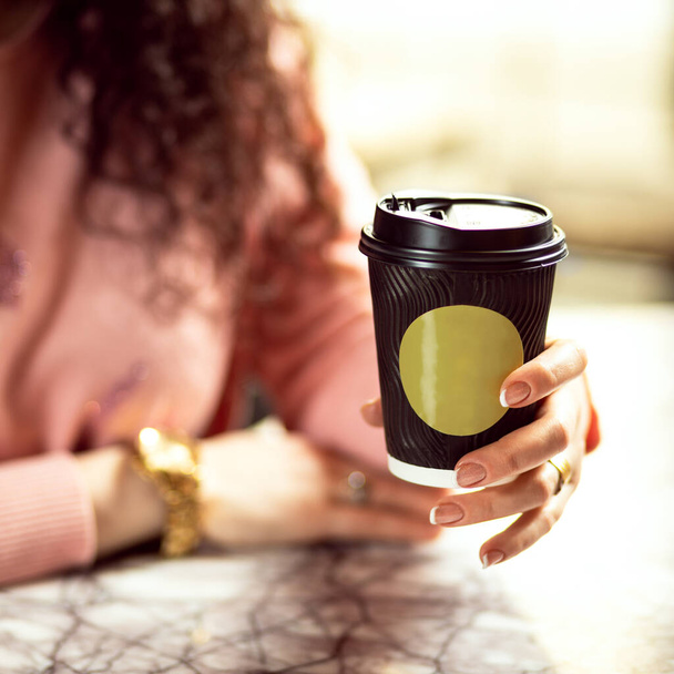 Женщина держит многоразовый кофе чашку - Фото, изображение