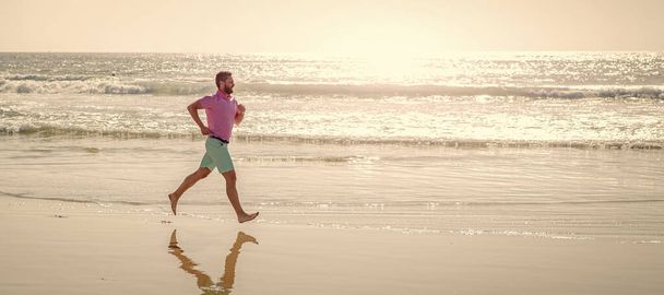 Homem correndo e pulando, banner com espaço de cópia. atlético homem corredor correndo descalço no verão praia, esporte. - Foto, Imagem