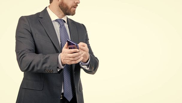 Profesionální muž podnikatel oříznutý pohled držet mobilní telefon izolovaný na bílém kopírovacím prostoru, mobilní hovor. - Fotografie, Obrázek