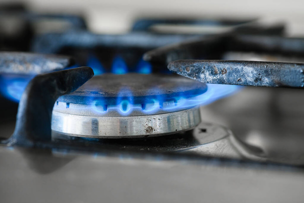Сжигание газа из кухонной газовой плиты, крупным планом. - Фото, изображение
