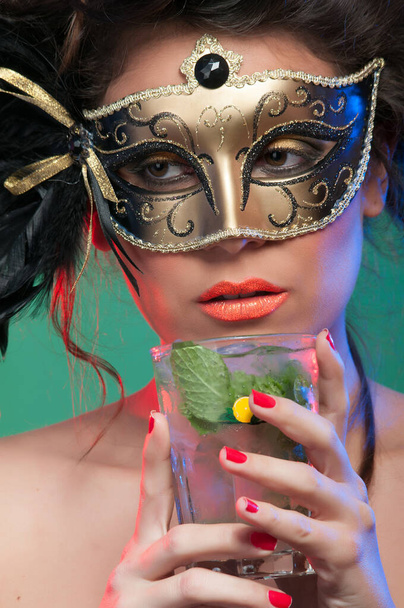 woman with colorful carnival mask - Foto, afbeelding