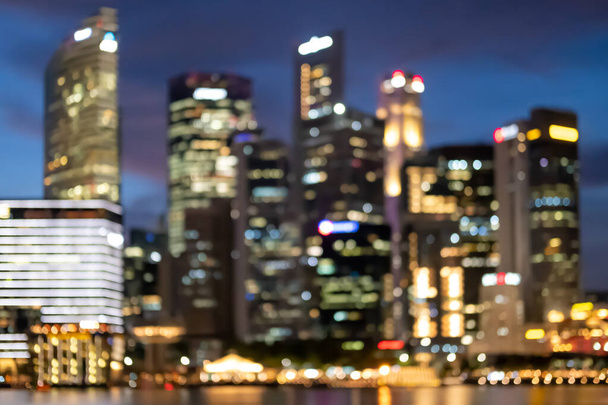 Hämärtynyt kuva bokeh pilvenpiirtäjä ympäri Marina Bay Singaporessa yöllä - Valokuva, kuva