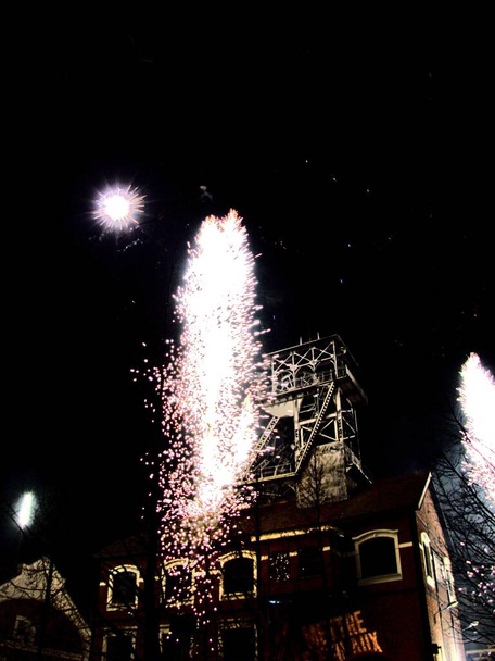 Oignies, Francia - 02 de diciembre de 2022 - Festival de fuegos artificiales del día de Santa Bárbara - Festival de mineros, bomberos y pirotécnicos. Organizado en un antiguo edificio minero - Foto, imagen