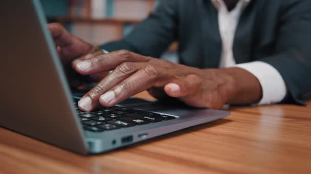 Close-up männliche Hände tippen auf Laptop afrikanisch-amerikanischen Geschäftsmann online arbeiten mit Computer-Anwendung im Internet surfen erfolgreiche Mann Manager kommunizieren mit Geschäftspartner in sozialen Netzwerken - Filmmaterial, Video