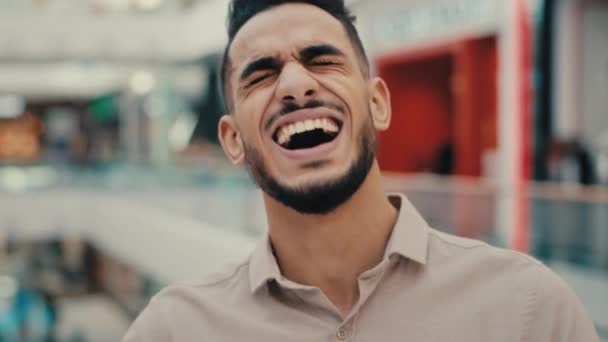 Portrét close up šťastný smích legrační veselý bezstarostný pozitivní hispánský indický vousatý muž etnický chlap muž podnikatel smát hlasitě upřímný úsměv s vtipem humor baví vnitřní smích - Záběry, video