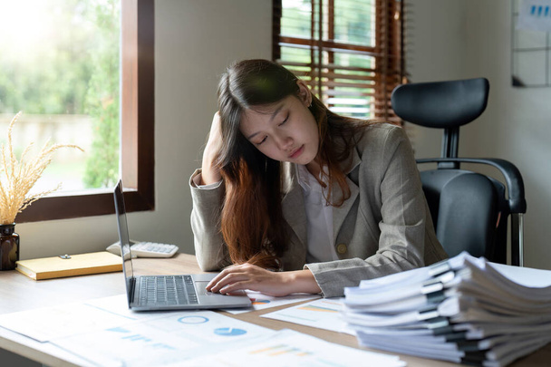 Azji biznes kobieta stres biurowy pracownik przeciążony z papierkową robotą - Zdjęcie, obraz