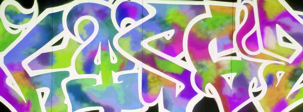 Kolorowe tło malarstwa graffiti z jasnymi paskami aerozolowymi na metalowej ścianie. Stara uliczna sztuka zrobiona z puszek farby aerozolowej. Współczesna kultura młodzieży - Zdjęcie, obraz