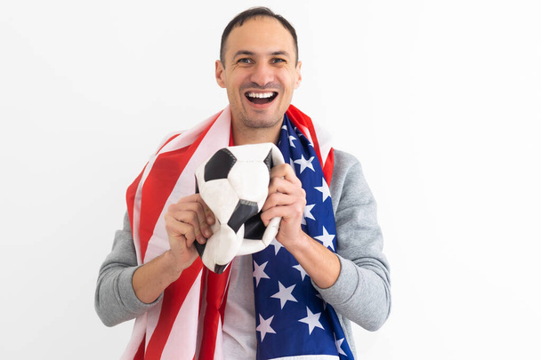 Pohledný hráč muž hraje fotbal drží míč nad pozadím s překvapeným obličejem ukazuje prstem na sebe. Kvalitní fotografie - Fotografie, Obrázek