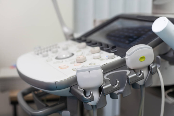 Blurry Medical ultrasound machine with 3D 4D image in a hospital diagnostic room. Modern medical equipment, preventional medicine and healthcare concept - Fotoğraf, Görsel