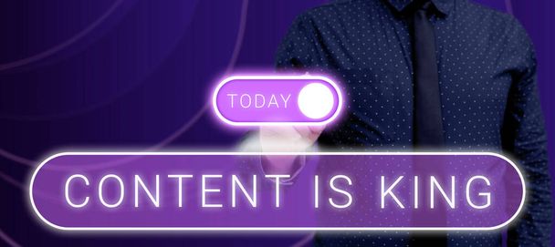 Inspiración mostrando signo El contenido es rey, foto conceptual El contenido es el corazón de las estrategias de marketing actuales - Foto, imagen