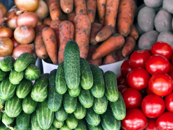 enteros diferentes verduras frescas en el mostrador de cerca
 - Foto, Imagen