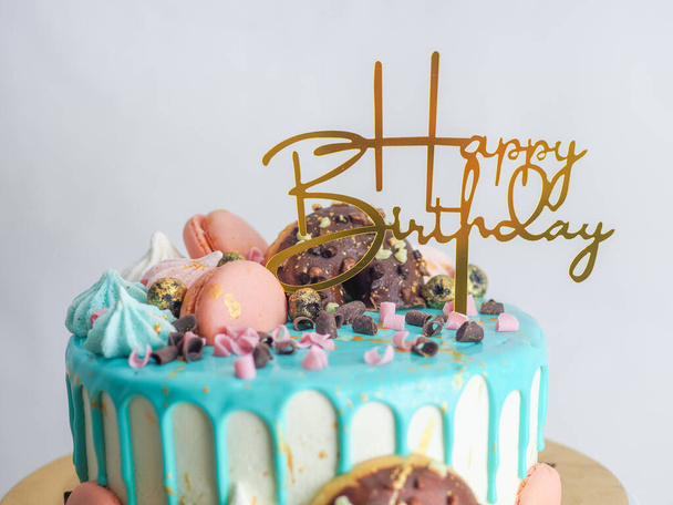 buñuelos merengue bayas y chispas cobertura de hielo helado goteo pastel de turquesa para la celebración del cumpleaños - Foto, imagen