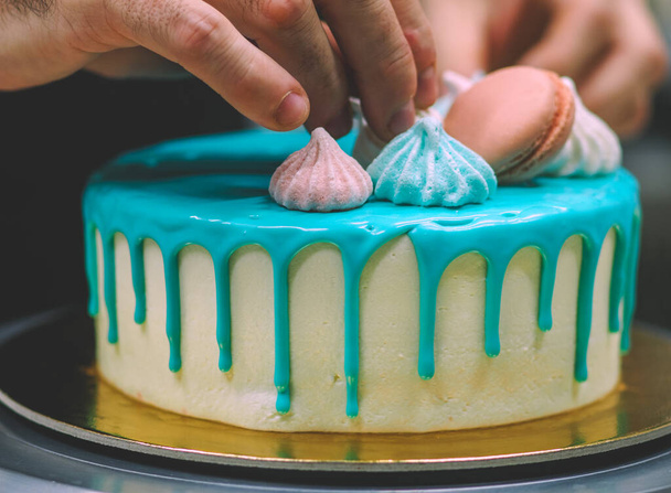 пончики, що зливаються ягоди та блискітки, заправляються на матовому крапельному бірюзовому торті для святкування дня народження
 - Фото, зображення