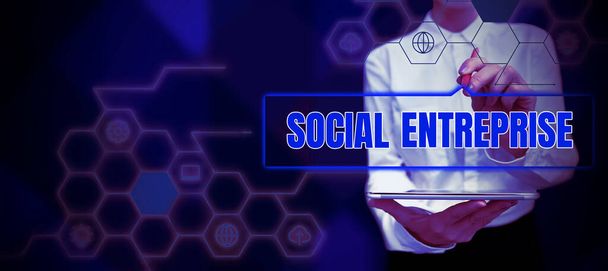 Tekst pisma ręcznego Social Enterprise, Business idea Biznes, który zarabia pieniądze w sposób odpowiedzialny społecznie - Zdjęcie, obraz